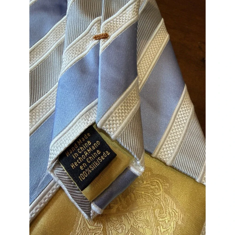 DONALD TRUMP Signature Collection Silk Necktie STRIPED Blue And Silver.